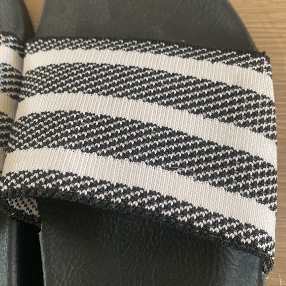 Adidas slides men’s size 7 women’s size 8.5 excellent condition.Special edition - Picture 4 of 5